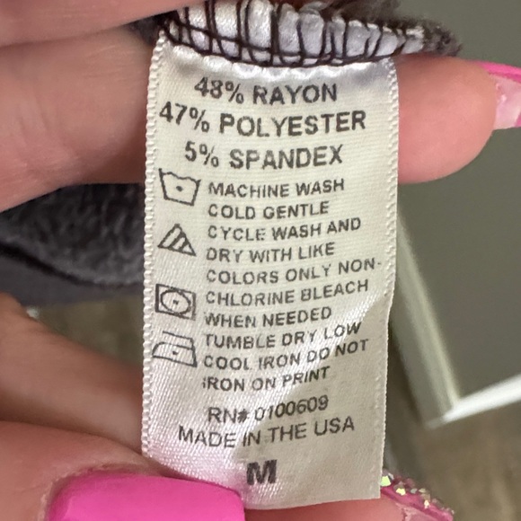 Donald Junk Food Gray Sweatshirt with Lips Graphic Design - Picture 6 of 8